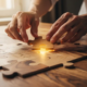 Coachende handen plaatsen houten puzzelstukken op eiken tafel in warm natuurlijk licht